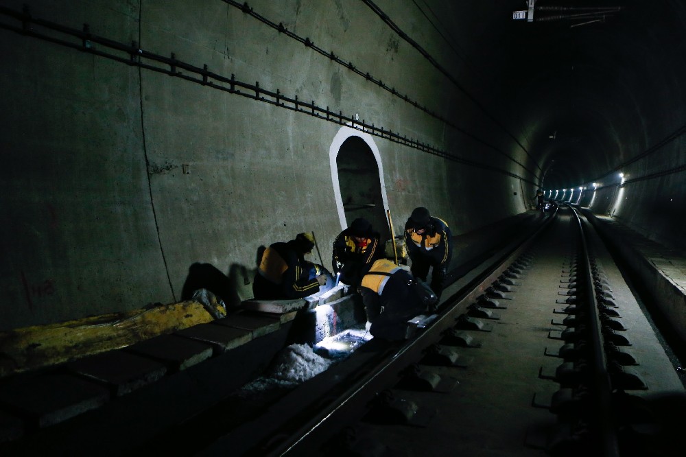 铁门关铁路运营隧道病害现状